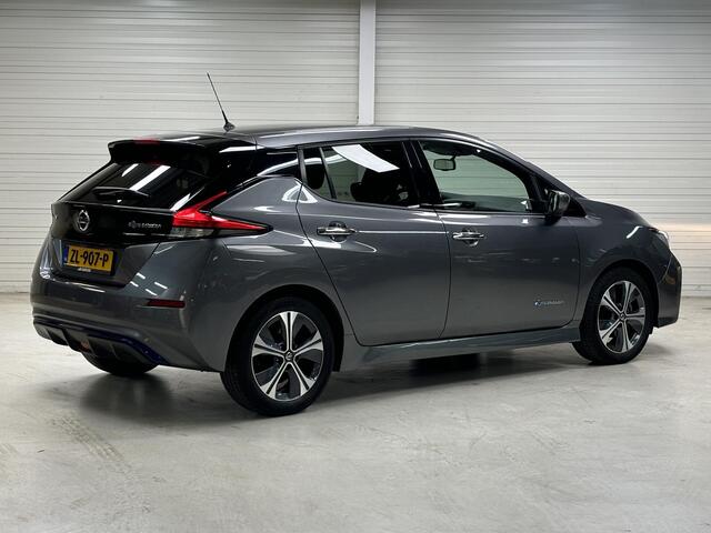 Nissan LEAF N-Connecta 40 kWh / Accu SOH 91% / Nu Private Lease voor ¤350,- Per Maand! / Voorstoelen + achterbank verwarmd / Rondomzichtcamera / Parkeersensoren voor + achter / Navigatiesysteem full map / Apple Car Play & Android Auto / Lichtmetalen velgen 17"