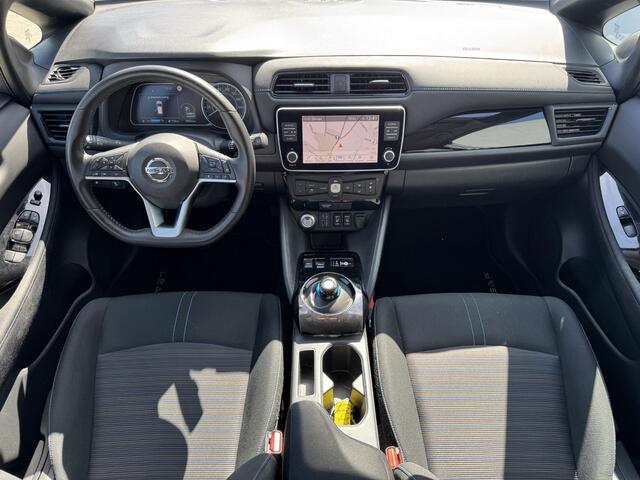 Nissan LEAF N-Connecta 40 kWh / Stoelverwarming voor en achter / Stuurverwarming / 360 Graden camera / Adaptieve cruise control / Afneembare trekhaak fietsendrager