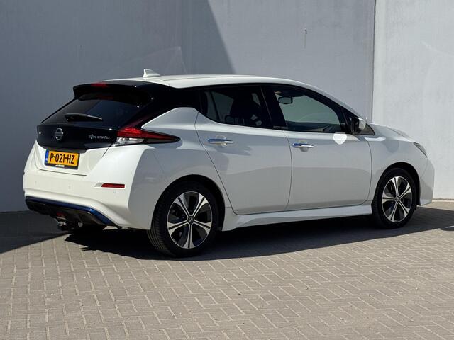 Nissan LEAF N-Connecta 40 kWh / Stoelverwarming voor en achter / Stuurverwarming / 360 Graden camera / Adaptieve cruise control / Afneembare trekhaak fietsendrager