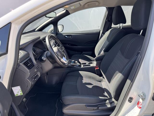 Nissan LEAF N-Connecta 40 kWh / Stoelverwarming voor en achter / Stuurverwarming / 360 Graden camera / Adaptieve cruise control / Afneembare trekhaak fietsendrager