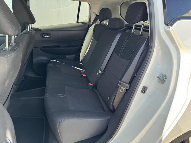 Nissan LEAF N-Connecta 40 kWh / Stoelverwarming voor en achter / Stuurverwarming / 360 Graden camera / Adaptieve cruise control / Afneembare trekhaak fietsendrager