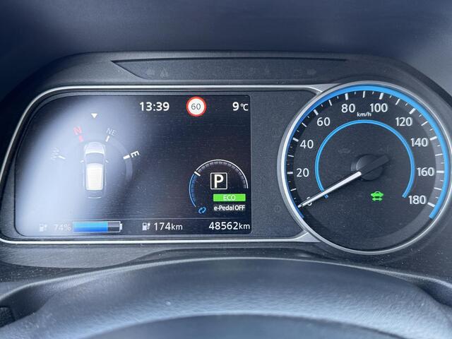 Nissan LEAF N-Connecta 40 kWh / Stoelverwarming voor en achter / Stuurverwarming / 360 Graden camera / Adaptieve cruise control / Afneembare trekhaak fietsendrager