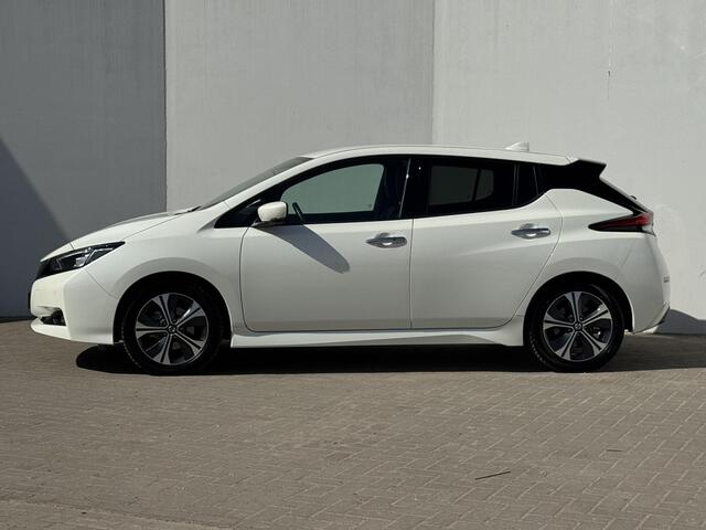 Nissan LEAF Tekna 40 kWh / Stoelverwarming voor en achter / Adaptieve cruise control / 360 Graden camera / Navigatie