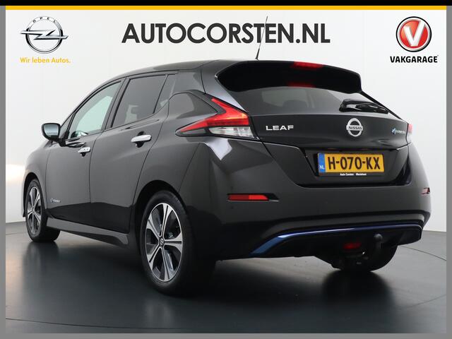 Nissan LEAF N-Connecta 40kWh Apple Carplay Android Auto Trekhaak Cruise control adaptief 360°Camera Navi Ecc Stoel+Stuurverwarming Keyless DAB Dodehoek detector Rijstrooksensor met correctie Uitparkeer waarschuwing Verkeersbord detectie Bluetooth Privacy Glas Lmv 17"