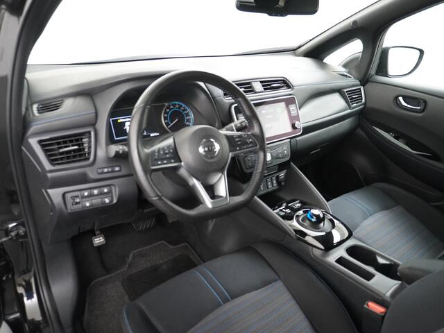 Nissan LEAF N-Connecta 40kWh Apple Carplay Android Auto Trekhaak Cruise control adaptief 360°Camera Navi Ecc Stoel+Stuurverwarming Keyless DAB Dodehoek detector Rijstrooksensor met correctie Uitparkeer waarschuwing Verkeersbord detectie Bluetooth Privacy Glas Lmv 17"