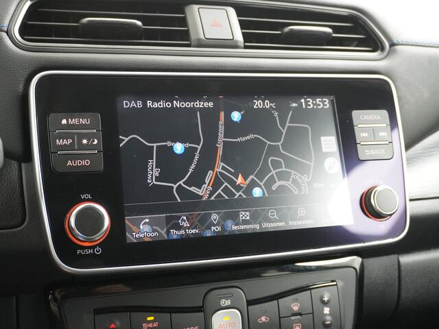 Nissan LEAF N-Connecta 40kWh Apple Carplay Android Auto Trekhaak Cruise control adaptief 360°Camera Navi Ecc Stoel+Stuurverwarming Keyless DAB Dodehoek detector Rijstrooksensor met correctie Uitparkeer waarschuwing Verkeersbord detectie Bluetooth Privacy Glas Lmv 17"