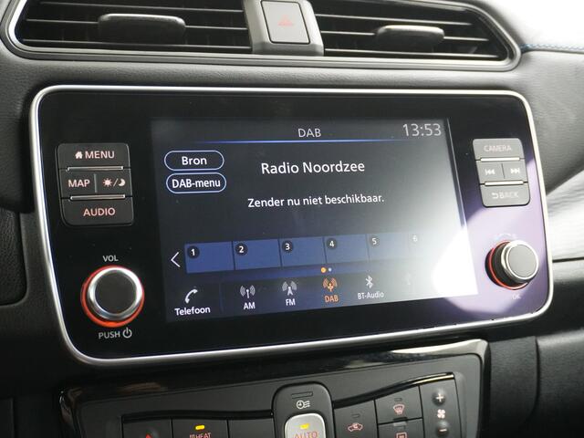 Nissan LEAF N-Connecta 40kWh Apple Carplay Android Auto Trekhaak Cruise control adaptief 360°Camera Navi Ecc Stoel+Stuurverwarming Keyless DAB Dodehoek detector Rijstrooksensor met correctie Uitparkeer waarschuwing Verkeersbord detectie Bluetooth Privacy Glas Lmv 17"