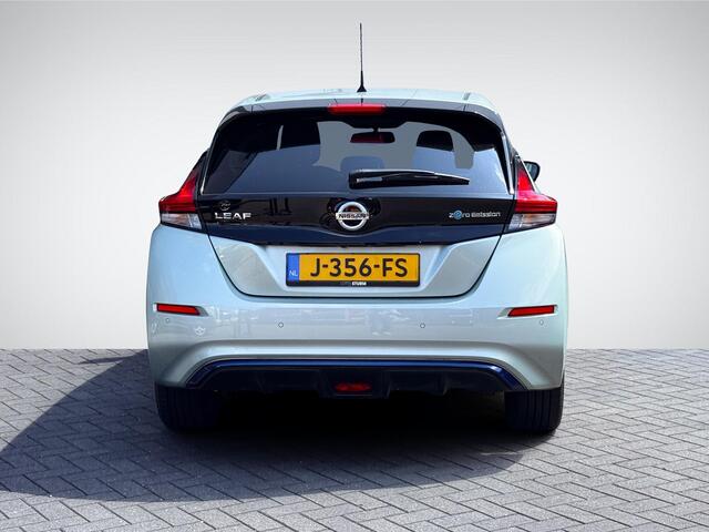 Nissan LEAF Tekna 40 kWh | ProPILOT | Leder/Alcantara | Adapt. Cruise Control | 360° Camera | Dodehoek Detectie | Stuur- + Stoelverwarming | Rijklaarprijs!