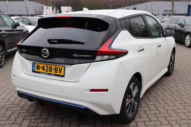 Nissan LEAF N-Connecta 40 kWh 91,1% SOH, Navigatie, Cruise control, 360 Camera, Stoelverwarming, Lederen interieur, Climate control
