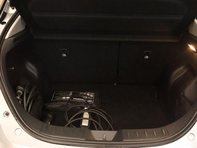 Nissan LEAF N-Connecta 40 kWh SOH 92,2%!! - ORIGINEEL NEDERLANDSE AUTO - PARKEERSENSOREN VOOR EN ACHTER - HOMMEL ONDERHOUDEN - DODEHOEKDETECTIE - STUUR EN STOEL VERWARMING - KEYLESS ENRTY & START - 360 GRADEN CAMERA