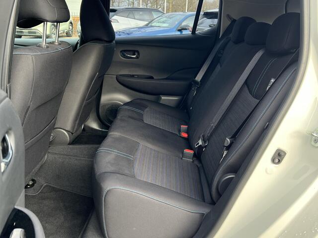 Nissan LEAF Acenta 40 kWh VAN: ¤15.900,- VOOR: ¤13.877,- UW EINDEJAARSVOORDEEL: ¤2.023| CAMERA| CARPLAY/ ANDROID AUTO| RIJKLAARPRIJS INCL. 12 MND BOVAG GARANTIE|