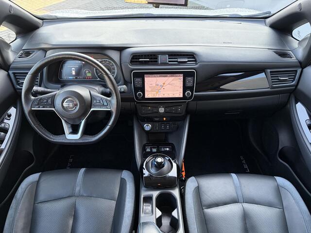 Nissan LEAF Tekna 40 kWh / Stoelverwarming voor en achter / Adaptieve cruise control / Stuurverwarming / Afneembare trekhaak / Navigatie / Bose / Lederen bekleding