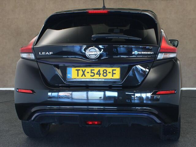Nissan LEAF Tekna 40 kWh SOH 83.8%!! - ORIGINEEL NEDERLANDSE AUTO - AUTOMATISCHE AIRCO - DODEHOEKDETECTIE - VOORSTOELEN VERWARMD - STUURVERWARMING - ACHTERUITRIJCAMERA - ADAPTIEVE CRUISE CONTROL - KEYLESS ENTRY/START - BLUETOOTH TELEFOONVOORBEREIDING - NAVIGATIE