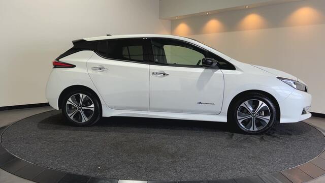 Nissan LEAF Tekna 40 kWh Leer | Navigatie | LED | Trekhaak | SOH 86,1% dak zwart