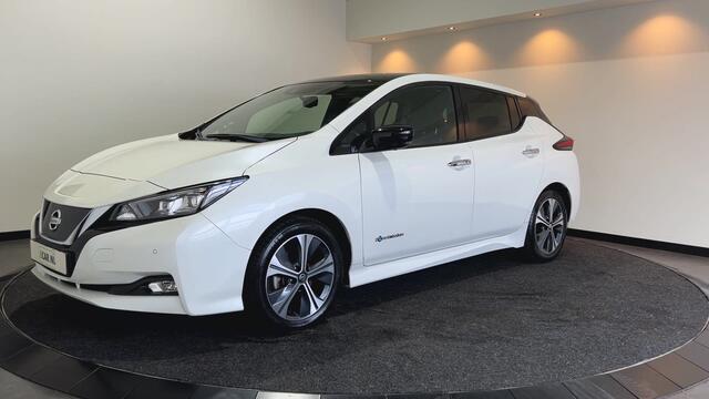Nissan LEAF Tekna 40 kWh Leer | Navigatie | LED | Trekhaak | SOH 86,1% dak zwart