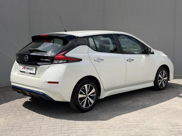 Nissan LEAF Acenta 40 kWh / Dealer Onderhouden / Navigatie via Apple Carplay & Android Auto / Camera / Adaptieve Cruise / Stoelverwarming / Dodehoek Detectie /