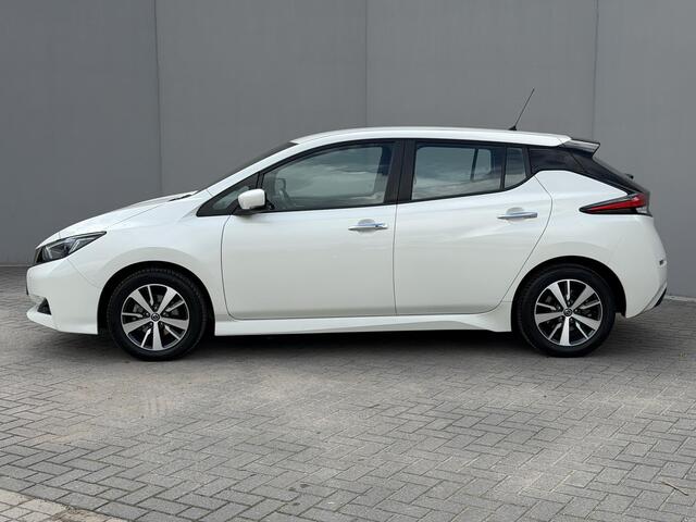 Nissan LEAF Acenta 40 kWh / Dealer Onderhouden / Navigatie via Apple Carplay & Android Auto / Camera / Adaptieve Cruise / Stoelverwarming / Dodehoek Detectie /