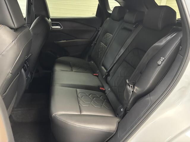 Nissan QASHQAI 1.3 MHEV Xtronic Tekna / *** ¤7000,- Nissan Eindejaarskorting! *** / Nieuw uit Voorraad Leverbaar / 1800 KG Trekgewicht / Panoramadak / Cold Pack / Bruin Interieur /