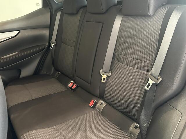 Nissan QASHQAI 1.2 N-Connecta | Trekhaak | Panoramadak | Stoelverwarming | Voorruit verwarming | All season banden | 1e eigenaar + goed onderhouden!
