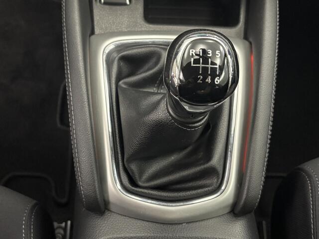 Nissan QASHQAI 1.6 Acenta / Trekhaak / Metaalkleur / Automatische airco / Parkeersensoren voor + achter / Lichtmetalen velgen 17" / Cruise control / Bluetooth telefoonvoorbereiding