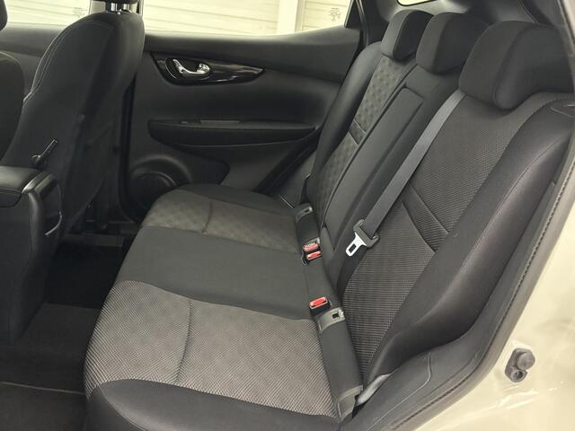 Nissan QASHQAI 1.6 Acenta / Trekhaak / Metaalkleur / Automatische airco / Parkeersensoren voor + achter / Lichtmetalen velgen 17" / Cruise control / Bluetooth telefoonvoorbereiding
