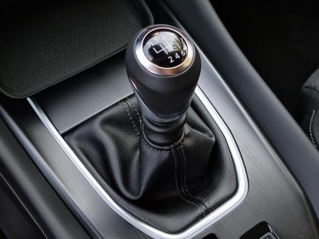 Nissan QASHQAI 1.3 MHEV N-Connecta / Trekhaak ( 1.400 kg ) / All season banden / Apple carplay / Android auto / Panoramadak / Adaptieve cruise control