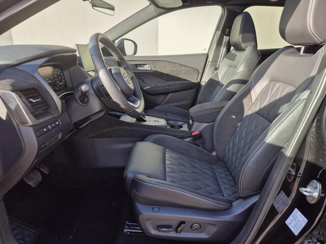 Nissan QASHQAI 1.3 MHEV Xtronic Tekna Plus / Fabrieksgarantie tot 03-2028 / Panoramadak / HUD / Trekgewicht 1800 kg / Elektrische achterklep / Stoel met massage functie / Rondomzicht camera / Stuur-, Stoel en Voorruit verwarming / Bose Audio Systeem / 360 Camera /