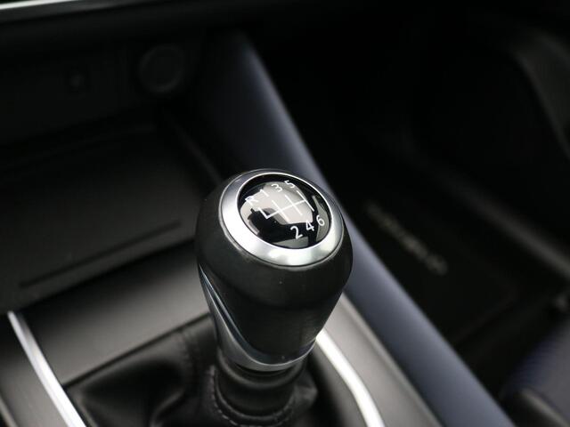 Nissan QASHQAI 1.3 MHEV Tekna / Panoramadak / All Seasonbanden / Trekhaak / 1400 Kg Trekgewicht / Lederen bekleding / Bestuurdersstoel Elektrisch / Adaptieve cruise control / Historie aanwezig /