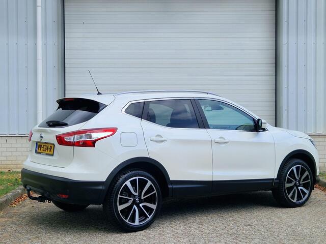 Nissan QASHQAI 1.6 Tekna / Pano / Trekhaak / All Seasons / Dealer Onderhouden / Cruise Control / Navigatie / 360 Camera / Stoelverwarming /
