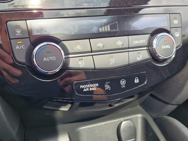 Nissan QASHQAI 1.6 Tekna / Pano / Trekhaak / All Seasons / Dealer Onderhouden / Cruise Control / Navigatie / 360 Camera / Stoelverwarming /