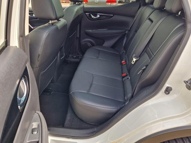 Nissan QASHQAI 1.6 Tekna / Pano / Trekhaak / All Seasons / Dealer Onderhouden / Cruise Control / Navigatie / 360 Camera / Stoelverwarming /
