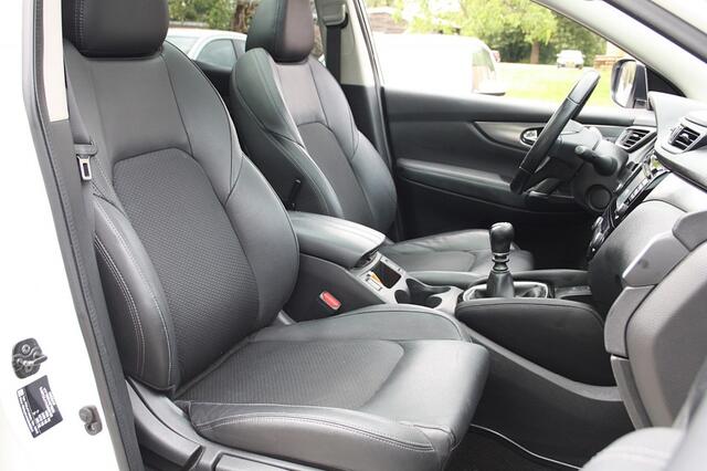 Nissan QASHQAI 1.6 Tekna / Cruise / Achteruitrijcamera / Panorama / Navi