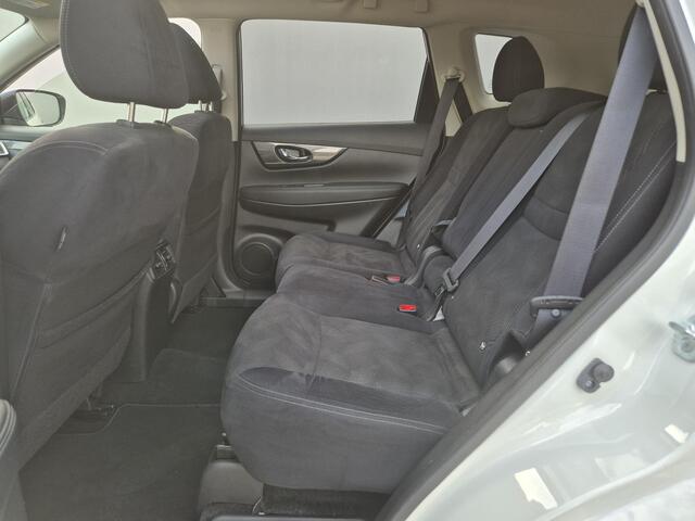 Nissan X-TRAIL 1.6 DIG-T N-Connecta / 1800kg Trekgewicht / afn. Trekhaak / Glazen schuif- en kanteldak / Elektrische achterklep / Stoelverwarming / Keyless Entry/Start / Rondomzicht camera / Navigatie / Cruise control /