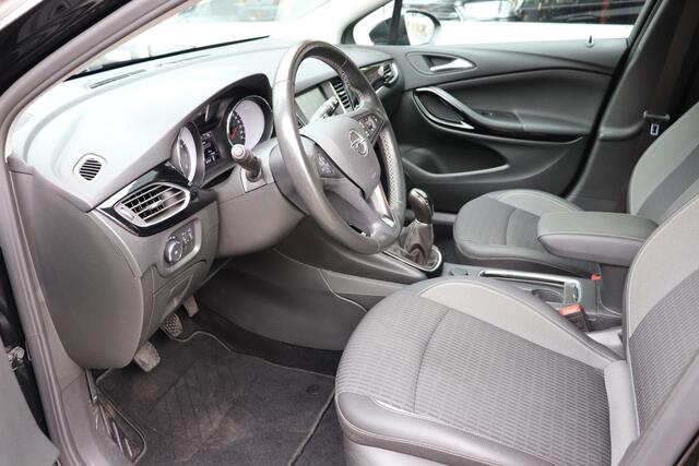 Opel ASTRA Sports Tourer 1.2 130PK Business Edition. Navigatie, winterpakket.