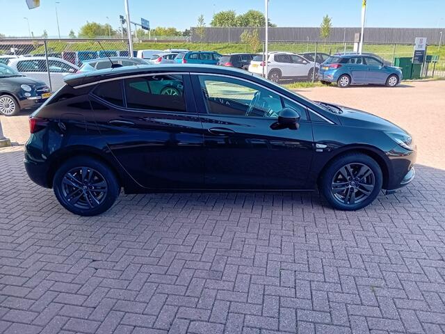 Opel ASTRA 1.0 Turbo 120 Jaar Edition, Airco(automatisch), Carplay/Android auto, Bluetooth, Navigatie, Camera, Parkeersensoren, Cruise control, Stoelverwarming, Stuurwiel verwarmd, Dimlicht automatisch, Regensensor, Elektrische ramen en spiegels, Centrale vergrendel