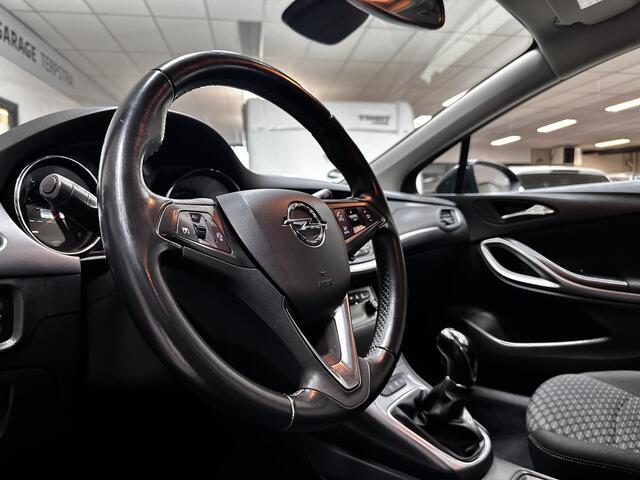 Opel ASTRA Sports Tourer 1.0 Online Edition/ Trekhaak/ Apple + Android/ DAB+/ Navi/ Airco/ Cruise/ Elek. pakket/ Isofix/ Bluetooth/ Armsteun/ Multi. LEDER. Stuur/ PDC V+a/ Dakrails/ LED Dagrijverl.