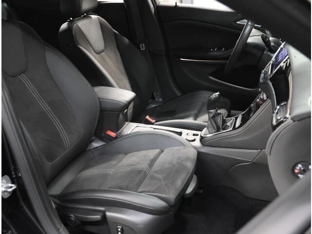 Opel ASTRA Sports Tourer 1.2 Turbo 145PK Ultimate | AppleCarPlay/AndroidAuto | Alcantara | Armsteun | Navigatie | Adaptive Cruise Control | Keyless | AGR Stoelen | Trekhaak | LED | Camera | Climate Control | DAB Radio | Isofix | Privacy Glass | Parkeersensoren |