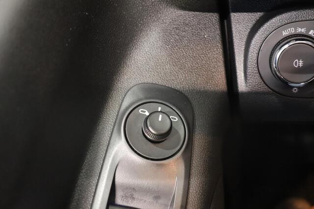 Opel COMBO 1.5D 102pk L1H1 3-zits Navigatie Trekhaak Airco Parkeer sensoren Betimmering