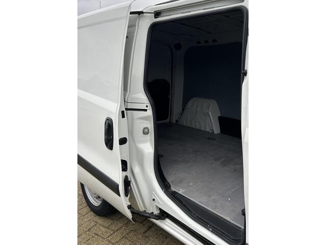 Opel COMBO 1.3 CDTi L2H1 Edition 95PK | Lengte 2 | NL AUTO | NAP | Airco | Navigatie | Bluetooth | Cruise Control | Parkeersensoren | APK tot 02-07-2027 |