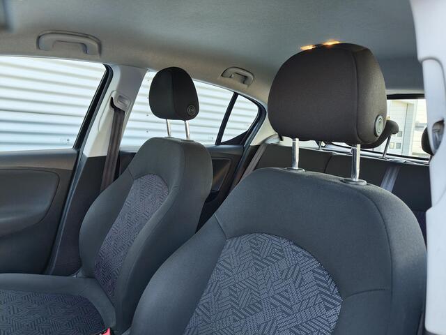 Opel CORSA 1.4 90pk Favourite+ | NAVI | DAB+ | APPLE CARPLAY / ANDROID AUTO | PARKEERSENSOREN | ISOFIX |