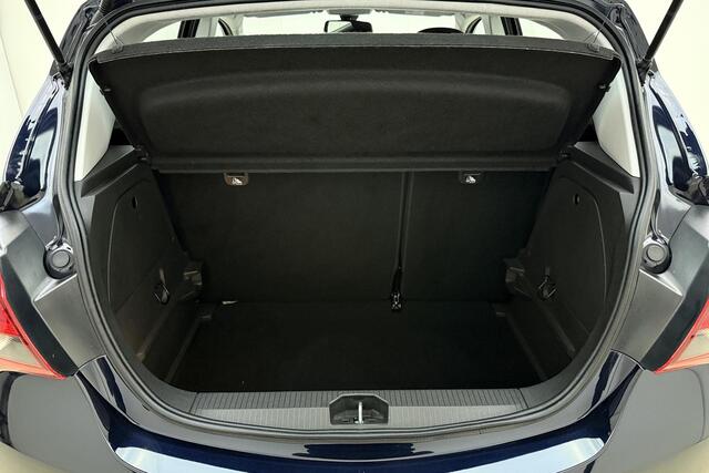 Opel CORSA 1.4 Favourite | Navigatie | Parkeersensoren | Lichtmetalen velgen | 5 Deuren | Cruise control | DAB Radio | Mistlampen voor