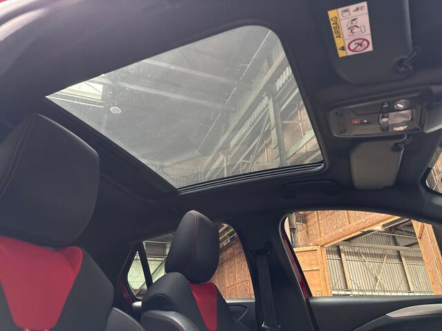 Opel CORSA 1.2 GS Line Dynamic (PANORAMADAK, APPLE CARPLAY, STUUR/STOELVERWARMING, CAMERA, GETINT GLAS, TREKHAAK, LED KOPLAMPEN, NIEUWSTAAT)