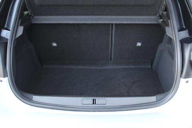 Opel CORSA 1.2-100pk Turbo Ultimate. In nieuwstaat verkerende Opel Corsa ! Autm. airco, cruise cntrl, lane assist, panoramadak, verwarmde stoelen, LM wielen, camera, pdc v+a, navigatie by Apple Carplay/Android auto, metallic, LED verl. etc.