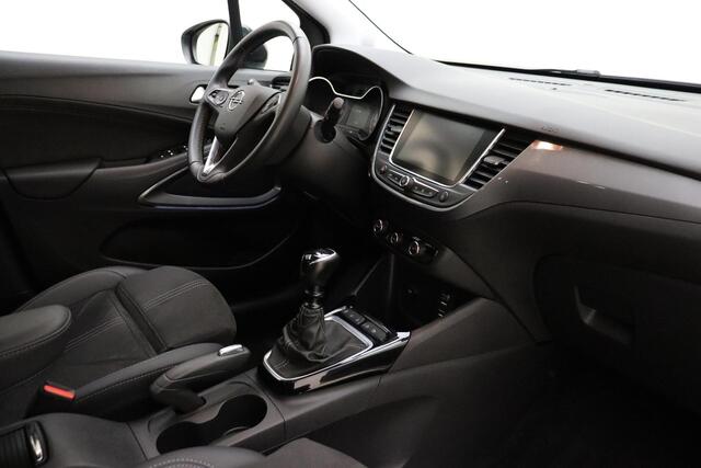 Opel Crossland 1.2 Turbo Level 4 Navigatie | Alcantara bekleding | Camera | Keyless | Lichtmetalen velgen BI-Tone | Zwart dak | DAB Radio | Climate control