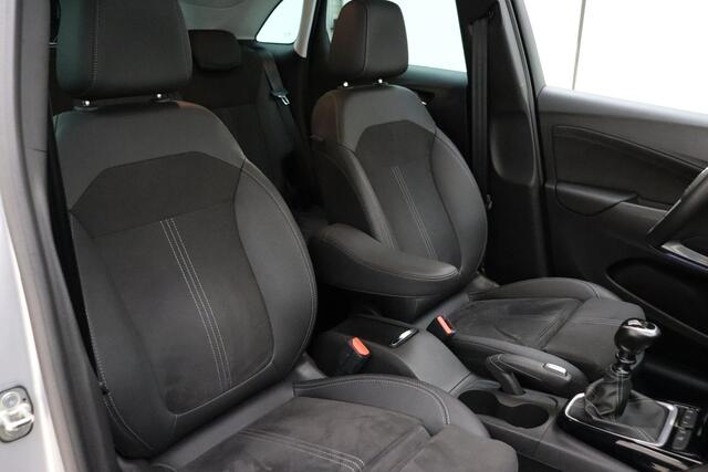 Opel Crossland 1.2 Turbo Level 4 Navigatie | Alcantara bekleding | Camera | Keyless | Lichtmetalen velgen BI-Tone | Zwart dak | DAB Radio | Climate control