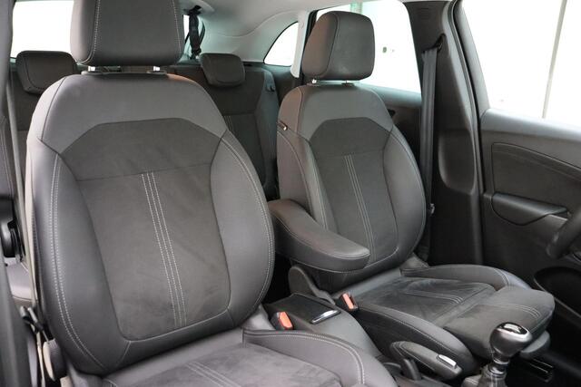 Opel Crossland 1.2 Turbo Level 4 | Navigatie | Alcantara bekleding | Camera | Keyless | Lichtmetalen velgen BI-Tone | Zwart dak | DAB Radio | Climate control