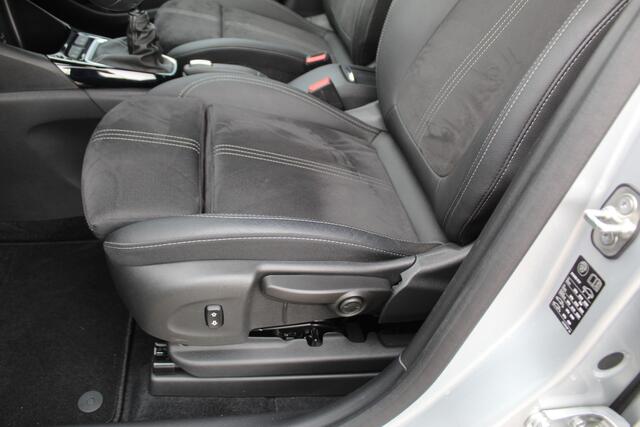 Opel Crossland 1.2-110pk Turbo 'Elegance'. Mooie en luxe hoogzitter met weinig km's ! Volautm. airco dual, cruise control, camera, comfortstoelen, metallic lak, LM wielen, navigatie, telefoonvoorb., lane- en side assist, parkeersensoren v+a, LED verlichting etc.
