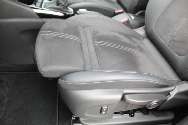 Opel Crossland 1.2-110pk Turbo 'Elegance'. Mooie en luxe hoogzitter met weinig km's ! Volautm. airco dual, cruise control, camera, comfortstoelen, metallic lak, LM wielen, navigatie, telefoonvoorb., lane- en side assist, parkeersensoren v+a, LED verlichting etc.