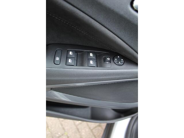 Opel Crossland 1.2-110pk Turbo 'Elegance'. Mooie en luxe hoogzitter met weinig km's ! Volautm. airco dual, cruise control, camera, comfortstoelen, metallic lak, LM wielen, navigatie, telefoonvoorb., lane- en side assist, parkeersensoren v+a, LED verlichting etc.