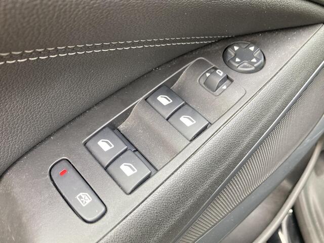 Opel Crossland 1.2 Turbo 130pk Automaat Elegance | Navigatie | Trekhaak | Climate control | Cruise control | Camera | Keyless | Parkeersensoren | 17" Lichtmetalen velgen